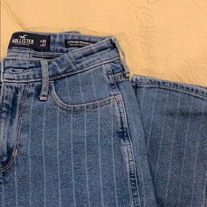 HOLLISTER HIGH RISE MOM JEANS